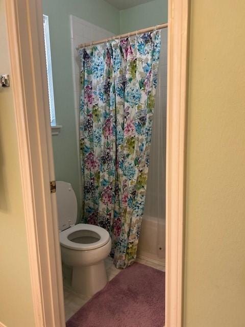 full bathroom featuring toilet and a shower with shower curtain