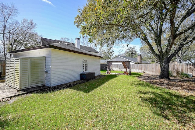 view of yard with an outbuilding and fence