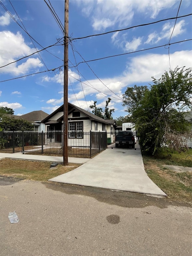 view of front of home featuring a fenced front yard