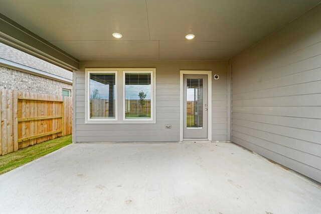 2542 Bay Winds Ln, Baytown, TX 77523 - view of patio / terrace