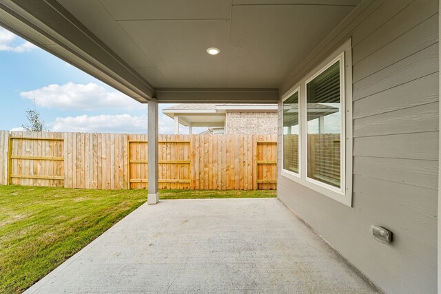 2542 Bay Winds Ln, Baytown, TX 77523 - view of patio
