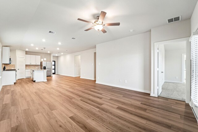 2542 Bay Winds Ln, Baytown, TX 77523 - unfurnished living room with recessed lighting, a ceiling fan, light wood-style flooring, and baseboards