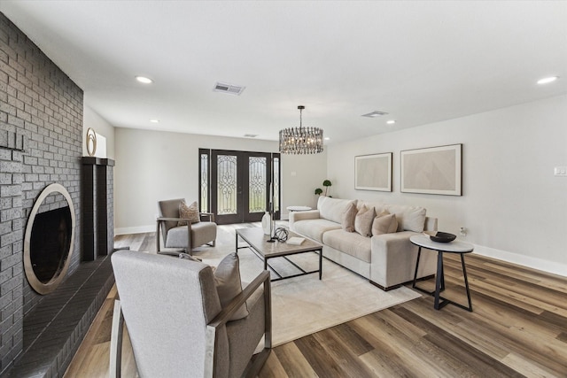 living area featuring recessed lighting, visible vents, baseboards, and wood finished floors