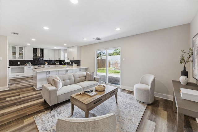 living room featuring recessed lighting, visible vents, baseboards, and wood finished floors