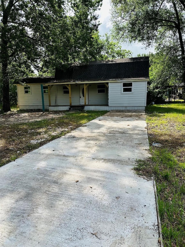 view of front of house with driveway and a porch