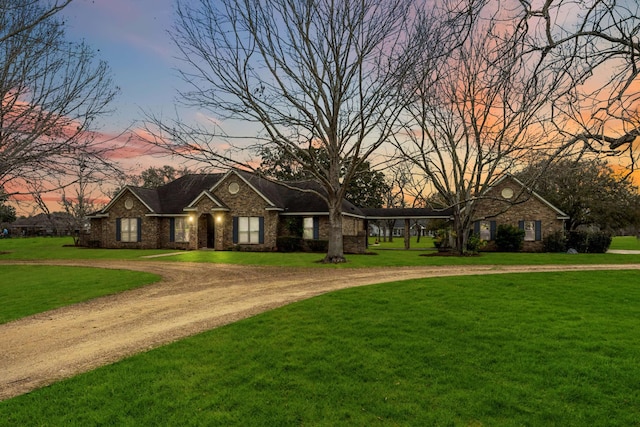 view of front of house featuring driveway and a front lawn