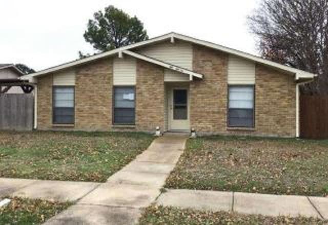 view of front of property featuring a front lawn and brick siding