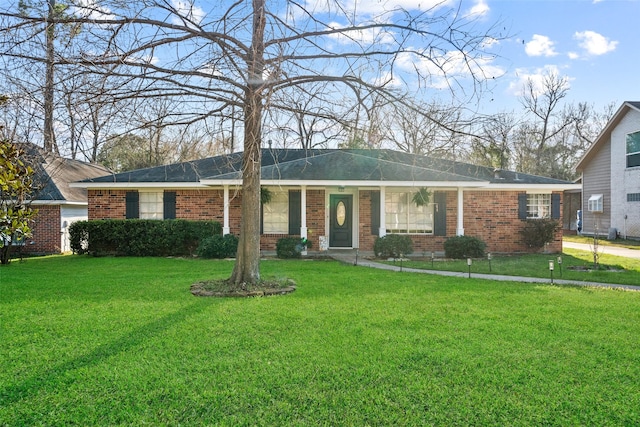 ranch-style house featuring a front lawn and brick siding