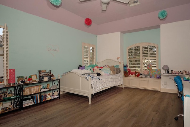 bedroom featuring dark wood-style floors, visible vents, and ceiling fan