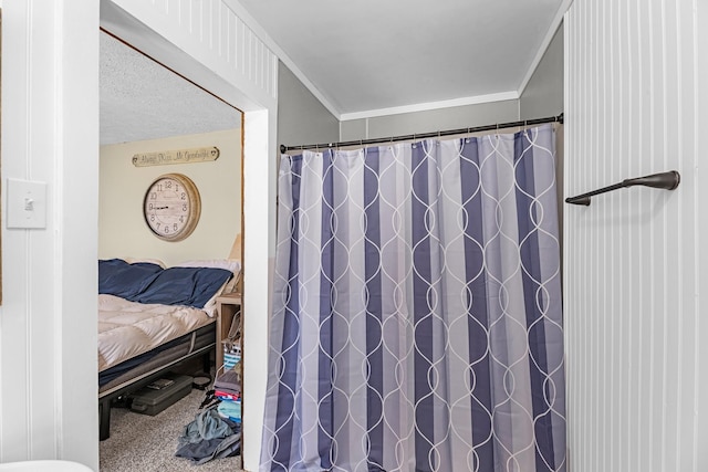 ensuite bathroom with a shower with curtain, ensuite bath, and crown molding