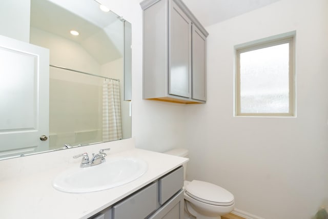 bathroom featuring toilet, a shower with shower curtain, recessed lighting, baseboards, and vanity