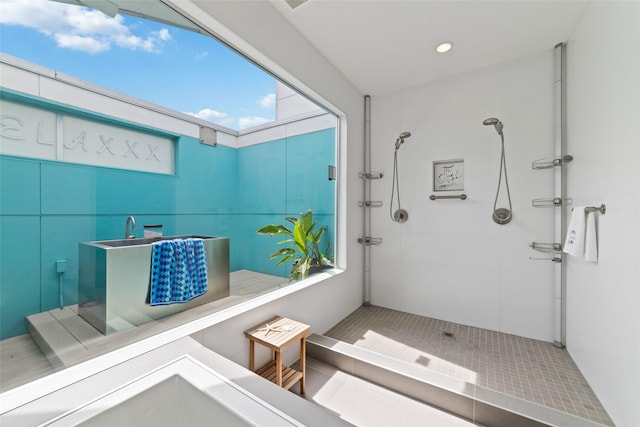 full bath with tiled shower and recessed lighting