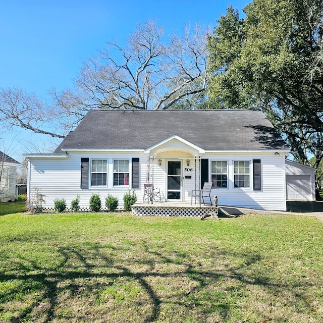 view of front facade with covered porch and a front yard