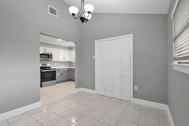 kitchen with an inviting chandelier, visible vents, appliances with stainless steel finishes, and baseboards