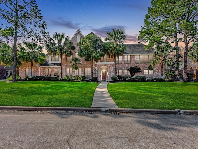 view of front facade with a front lawn