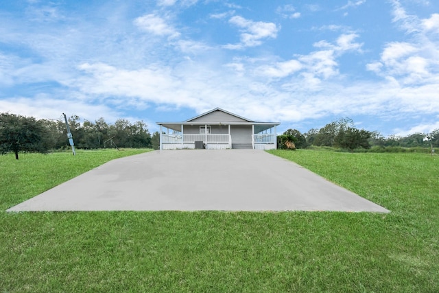 view of front facade with a front lawn