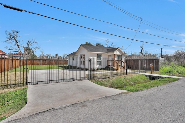 view of front of home featuring a fenced front yard and a gate