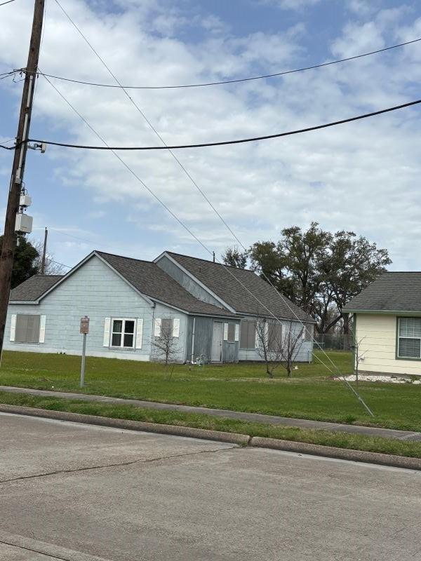 view of front facade featuring a front yard