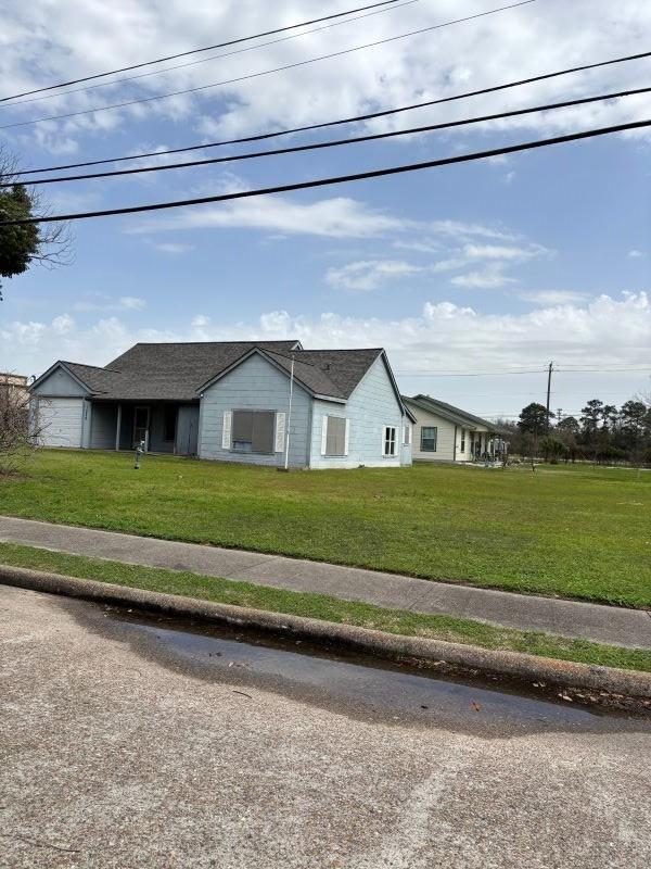 view of front of home featuring a front lawn