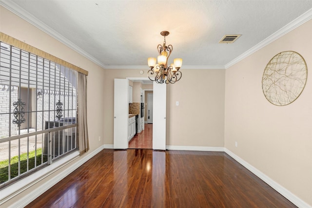 spare room with dark wood-style floors, plenty of natural light, baseboards, and an inviting chandelier