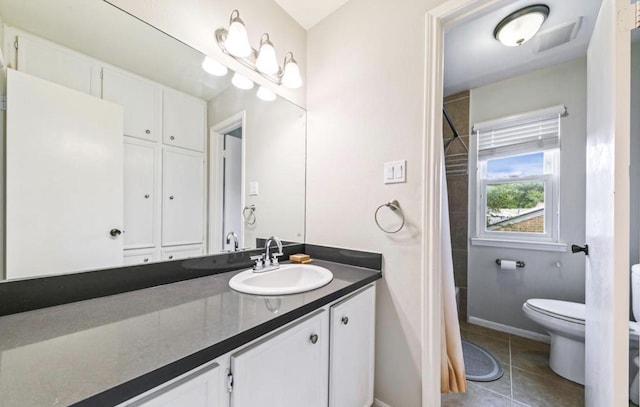 full bath featuring toilet, vanity, a shower with curtain, baseboards, and tile patterned floors