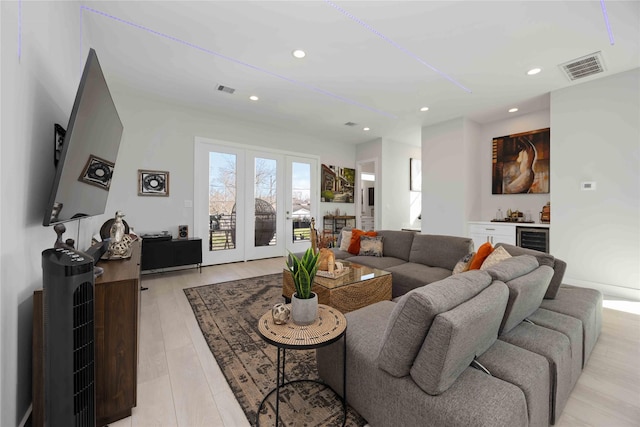 living area with a bar, wine cooler, visible vents, and recessed lighting