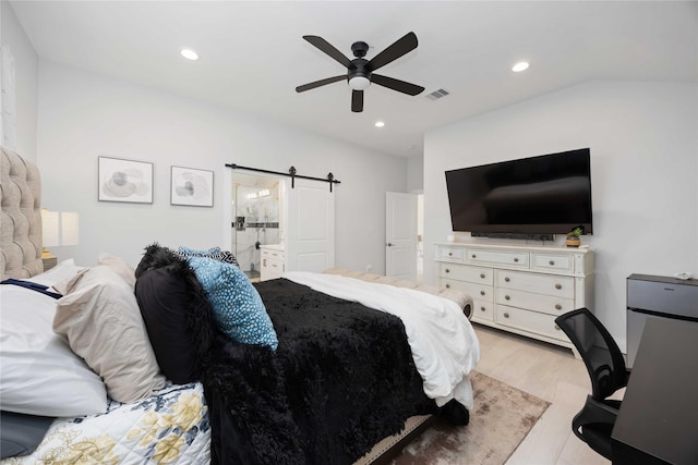 bedroom with recessed lighting, visible vents, light wood-style flooring, a barn door, and ceiling fan