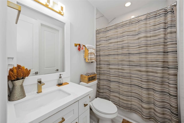 full bathroom with toilet, recessed lighting, a shower with shower curtain, and vanity