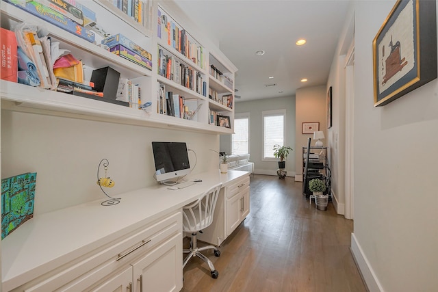 office with light wood-style floors, recessed lighting, built in study area, and baseboards