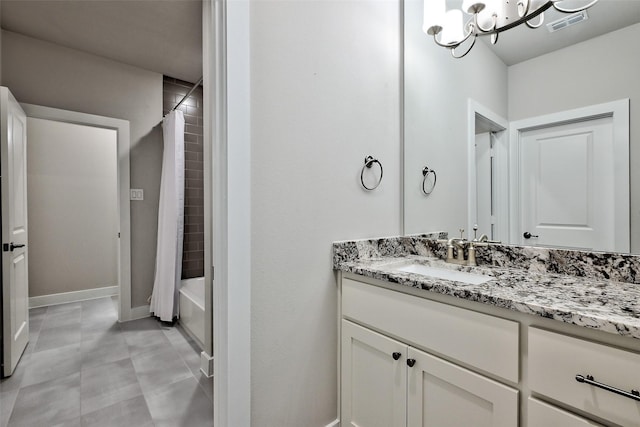 bathroom featuring baseboards, visible vents, an inviting chandelier, shower / bath combo with shower curtain, and vanity