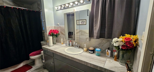 full bath featuring toilet, tasteful backsplash, a shower with shower curtain, and vanity