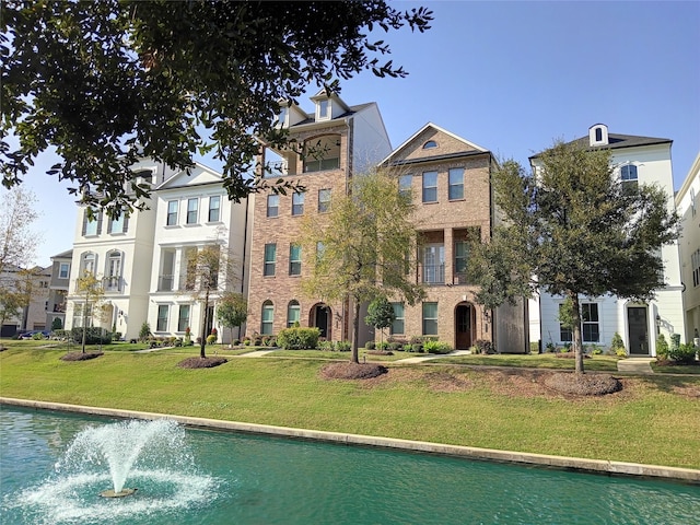 view of front of home featuring a front lawn