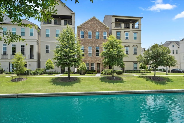 view of pool featuring a lawn