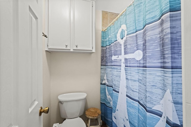 full bath featuring a shower with curtain and toilet