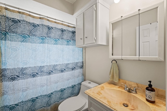 full bath featuring vanity, toilet, and a shower with curtain