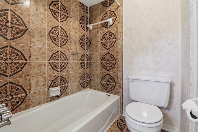 full bathroom featuring toilet and baseboards