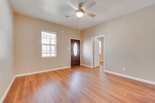 entryway with light wood finished floors, baseboards, visible vents, and a ceiling fan