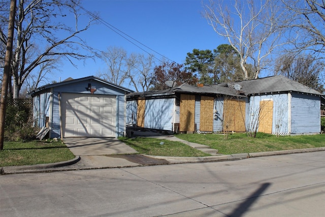 view of front of property featuring concrete driveway and an outdoor structure