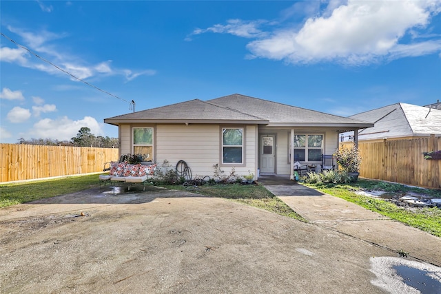 view of front of house with covered porch and fence