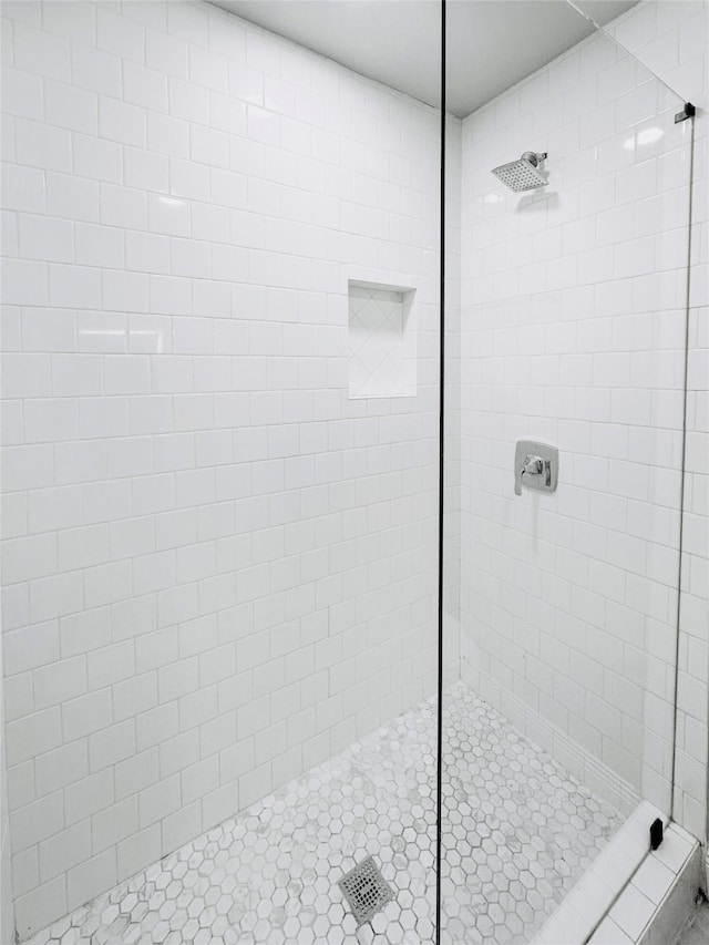 bathroom featuring a tile shower