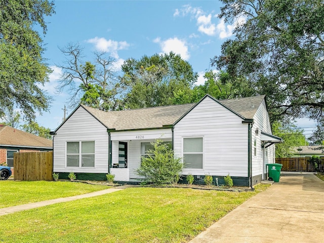 view of front facade with a front yard and fence