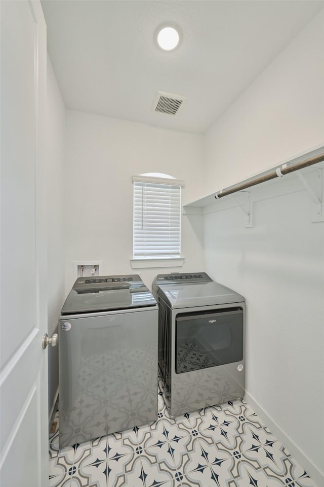 laundry area featuring laundry area, baseboards, visible vents, and washing machine and clothes dryer