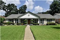 view of front facade featuring a front lawn