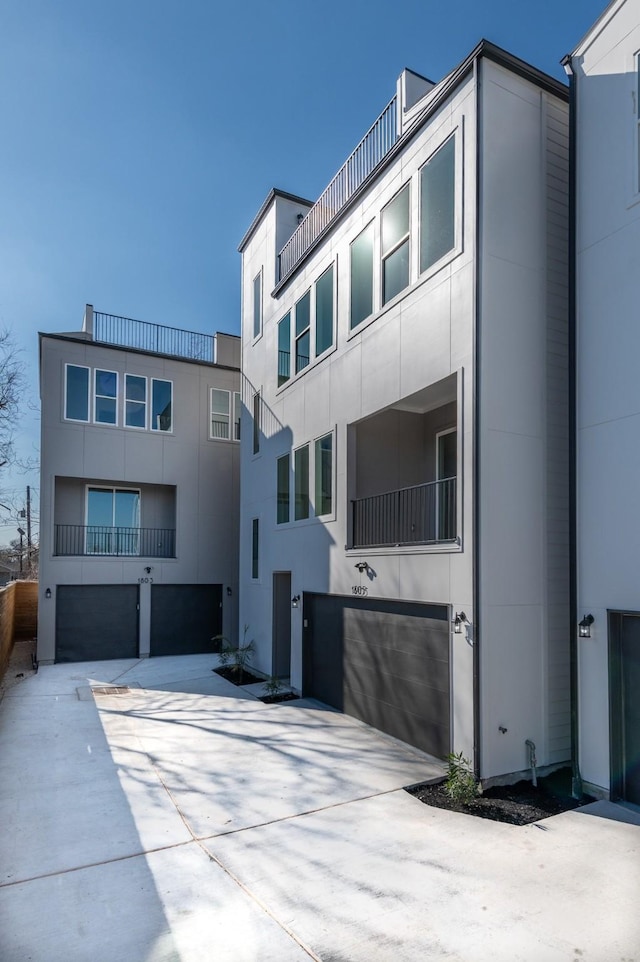 view of front facade with driveway, a garage, and stucco siding