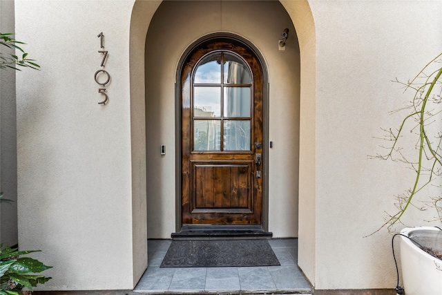 view of exterior entry with stucco siding