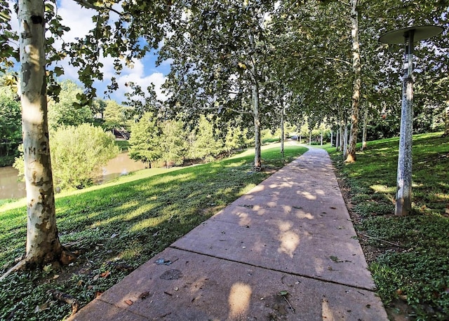 6304 Chelsea Falls Ln, Houston, TX 77008 - surrounding community with a yard