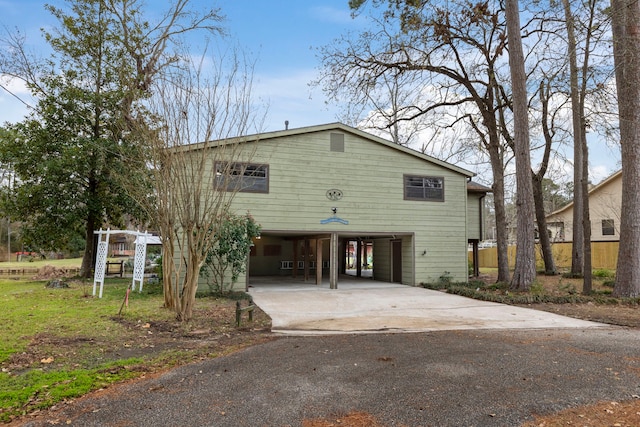 view of front of property featuring driveway