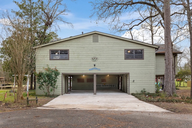 view of front of property featuring driveway and a carport