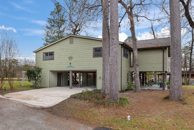 view of front facade with a carport and concrete driveway