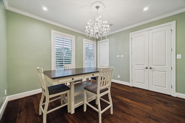 dining room featuring dark wood finished floors, a notable chandelier, visible vents, ornamental molding, and baseboards